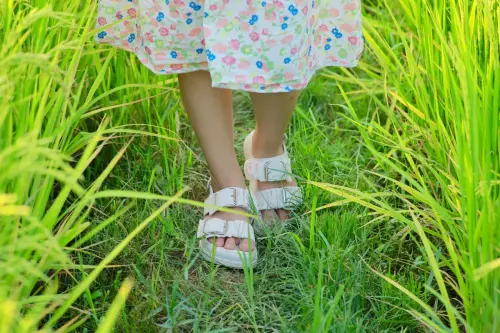 Dal parco alla cerimonia: la guida definitiva ai sandali per bambini versatili e chic